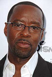 How tall is Courtney B. Vance?
